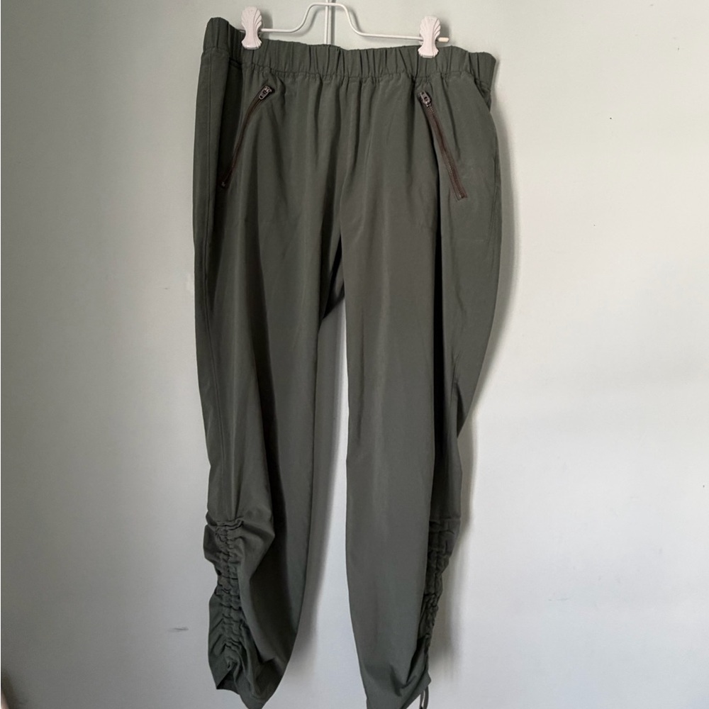 Athleta Olive Ruched Hem Travel Pants Size 10 Zip Pocket Ankle Jogger